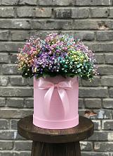 Цветочная композиция из Гипсофила и Розы в шляпной коробке в Горнозаводске