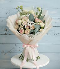 Букет цветов из:  Розы и Лизиантусы в Горнозаводске