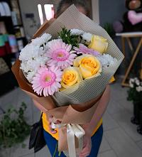 Букет цветов из:  Герберы, Розы и Хризантемы в Горнозаводске