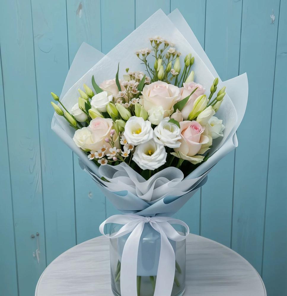 Букет цветов из: Розы и Лизиантусы в Горнозаводске