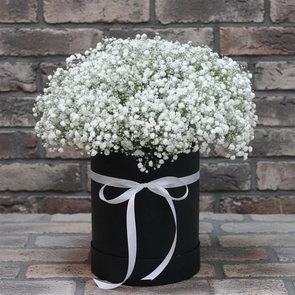 Цветочная композиция из Гипсофила в шляпной коробке в Горнозаводске