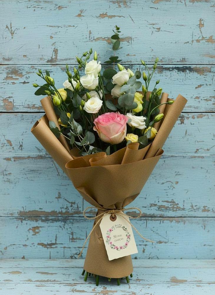 Букет цветов из: Розы и Лизиантусы в Горнозаводске