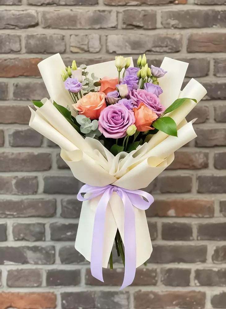 Букет цветов из: Лизиантусы и Розы в Горнозаводске