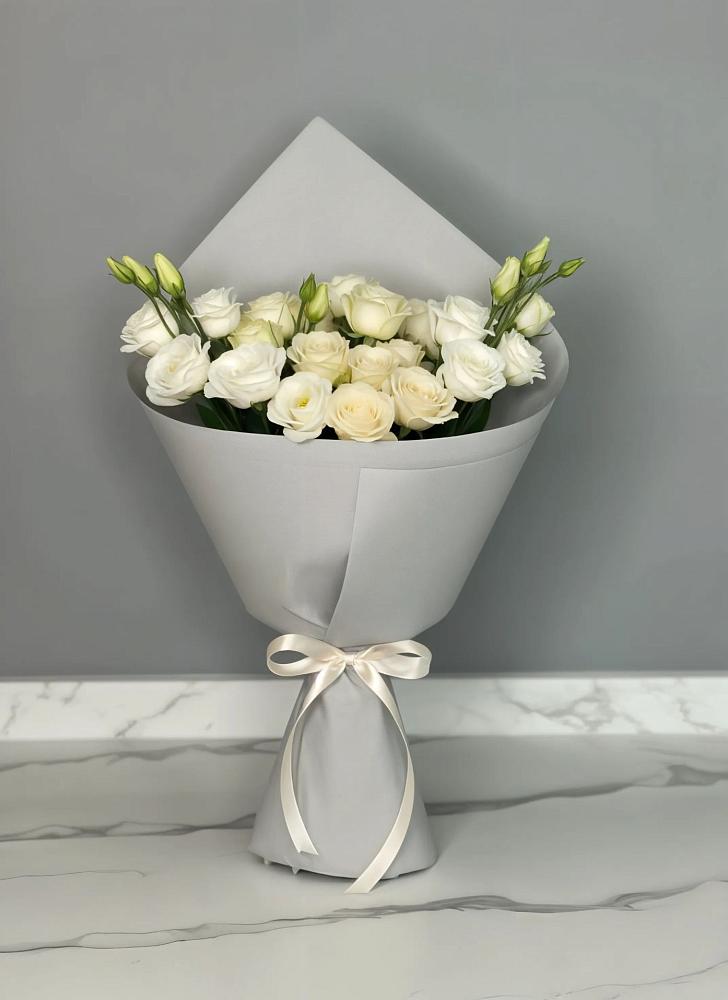 Букет цветов из: Розы и Лизиантусы в Горнозаводске