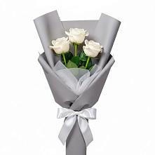Букет 3 белые розы в Горнозаводске