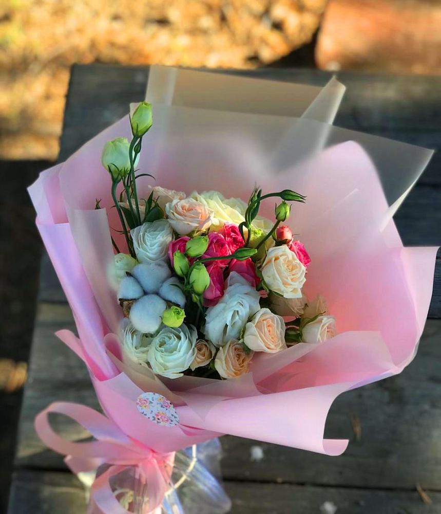 Букет цветов из: Розы и Лизиантусы в Горнозаводске