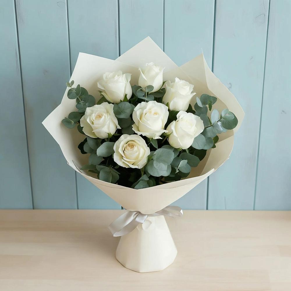 Букет Белые розы в Эвкалипте в Горнозаводске