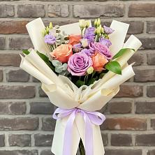 Букет цветов из:  Лизиантусы и Розы в Горнозаводске