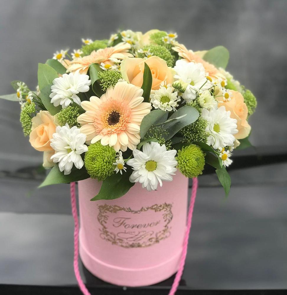 Цветочная композиция из Розы, Герберы и Хризантемы в шляпной коробке в Горнозаводске