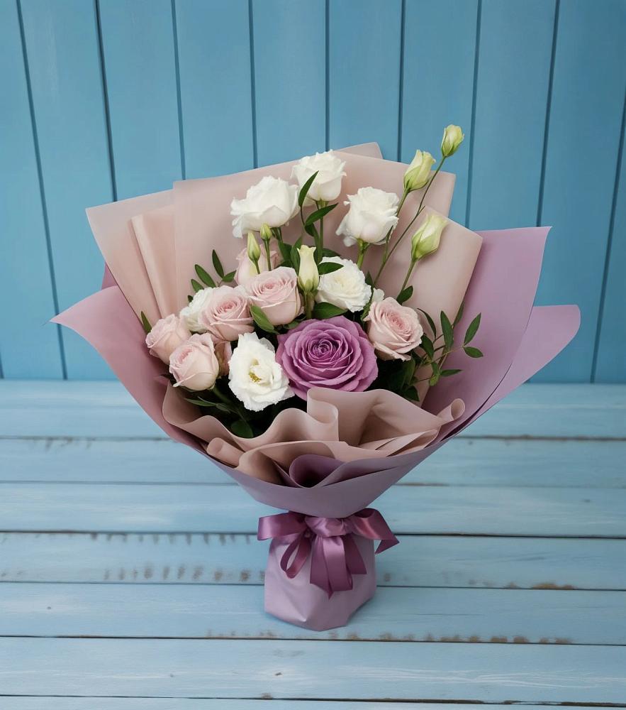 Букет цветов из: Розы и Лизиантусы в Горнозаводске